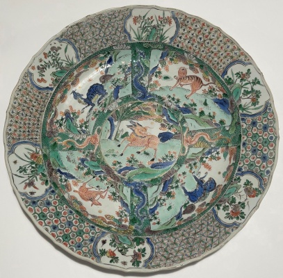 LARGE ANTIQUE CHINESE QING DYNASTY KANGXI PERIOD FAMILLE VERTE  PORCELAIN PLATE WITH BARBED RIM