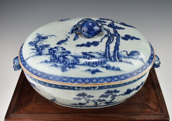 ANTIQUE CHINESE QING DYNASTY QIANLONG EXPORT BLUE AND WHITE PORCELAIN TUREEN AND COVER