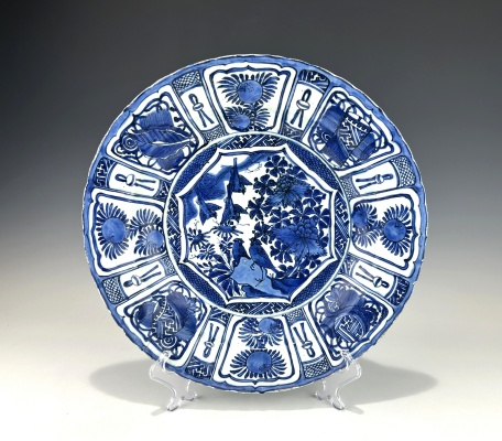 LARGE ANTIQUE CHINESE MING DYNASTY WANLI PERIOD BLUE AND WHITE KRAAK PORCELAIN CHARGER
