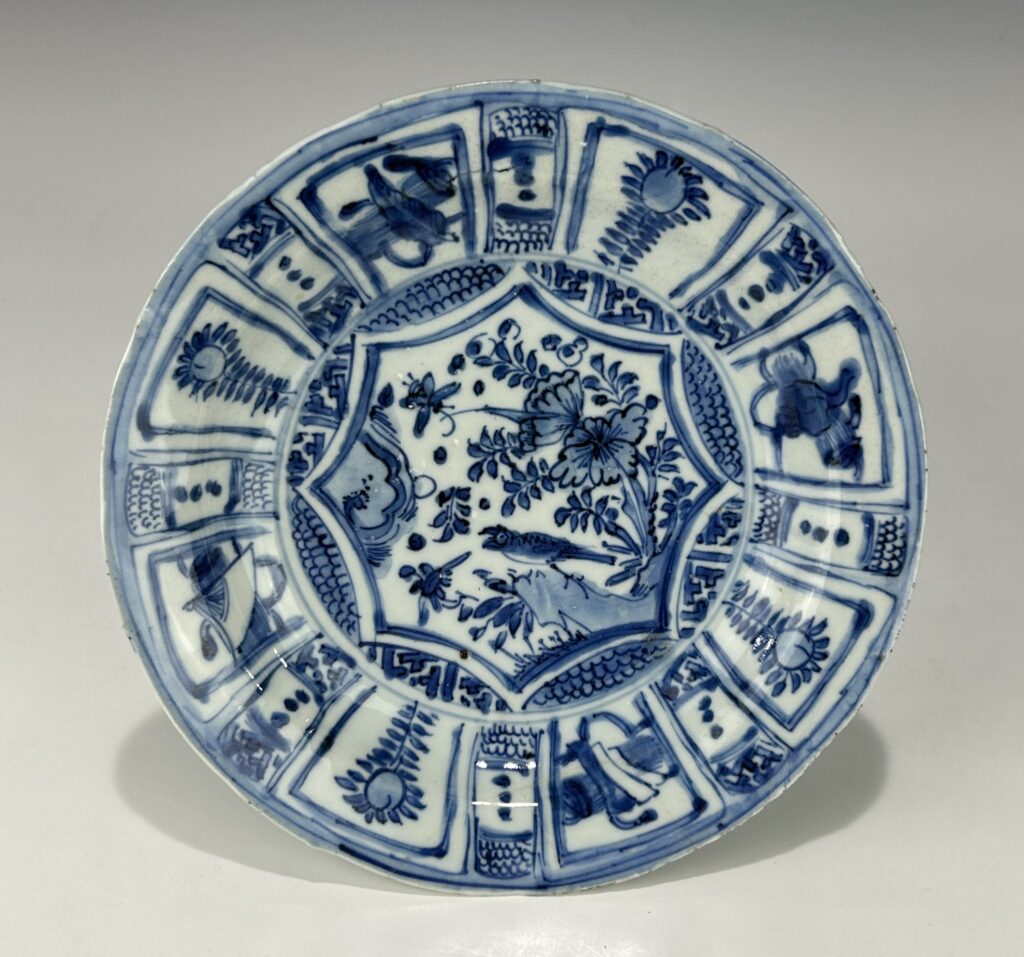 ANTIQUE CHINESE MING DYNASTY WANLI PERIOD BLUE AND WHITE KRAAK PORCELAIN PLATE