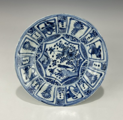 ANTIQUE CHINESE MING DYNASTY WANLI PERIOD BLUE AND WHITE KRAAK PORCELAIN PLATE