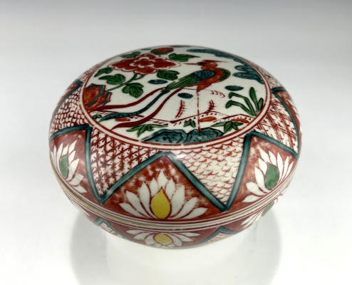 LARGE AND RARE ANTIQUE CHINESE MING DYNASTY POLYCHROME ENAMELED PORCELAIN BOX AND COVER