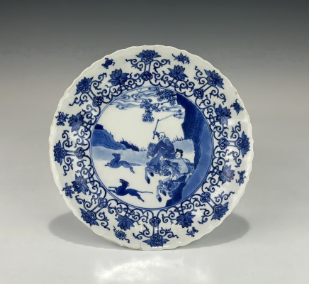 ANTIQUE CHINESE QING DYANASTY KANGXI PERIOD BLUE AND WHITE SCALLOP RIM PORCELAIN ‘HUNTING SCENE’ PLATE