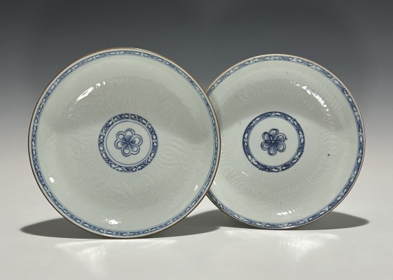 PAIR OF ANTIQUE CHINESE LATE QING DYNASTY BLUE AND WHITE PORCELAIN PLATE WITH INCISED CHRYSANTHEMUM