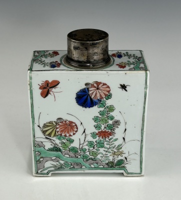 ANTIQUE CHINESE QING DYNASTY KANGXI PERIOD FAMILLE VERTE PORCELAIN TEA CADDY WITH A SILVER COVER