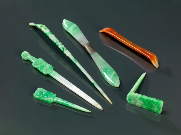 COLLECTION OF ANTIQUE CHINESE LATE QING DYNASTY JADEITE HAIR ORNAMENTS